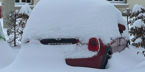 Ein eingeschneites Auto