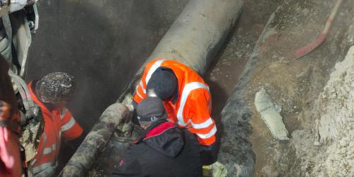 Zwei Menschen in einer Baugrube