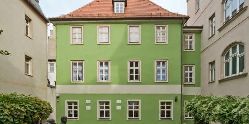 Ein Haus, davor eine Wiese