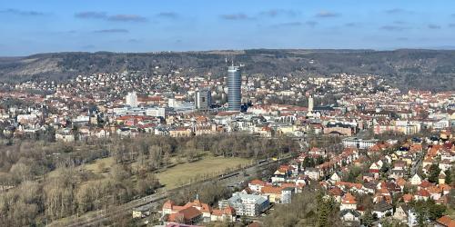 Eine Stadtansicht im Vorfrühling