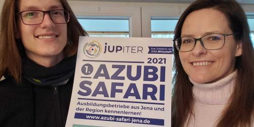 Zwei Personen halten ein Plakat mit der Aufschrift Azubi Safari in die Kamera