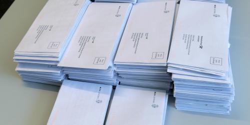 Ein Tisch voller Briefumschläge