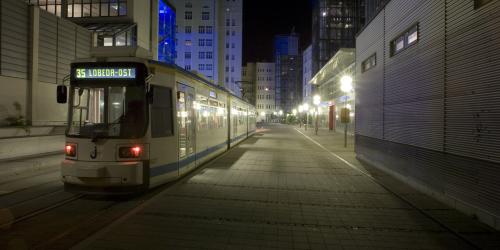 Eine Straßenbahn verlässt eine Platz durch eine Unterführung
