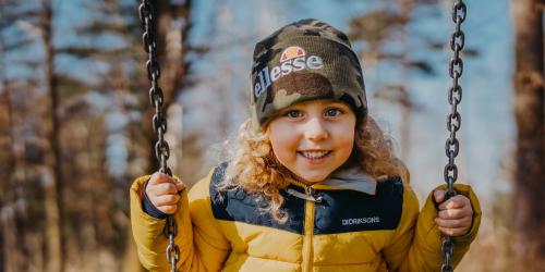 Ein Kind auf einer Schaukel 