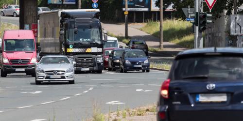 Eine Straße voller Autos