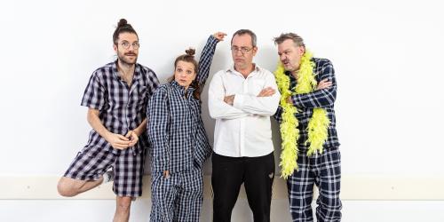 Vier Menschen posen vor der Kamera