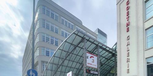 Zwei historische Gebäude sind mit einer Glaskonstruktion verbunden