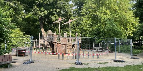 Ein Schiff aus Holz auf einem Spielplatz