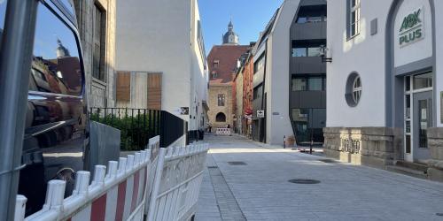 Eine leere Gasse mit Bauabsperrungen