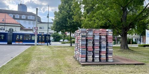 Ein Denkmal auf einer Wiese