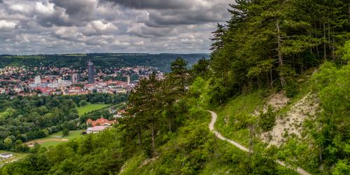 Eine Landschaft mit Berg im Hintergrund eine Stadt