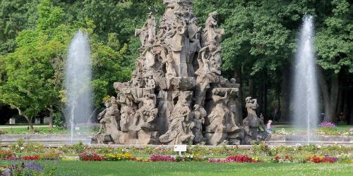 Ein Springbrunnen in einem Park