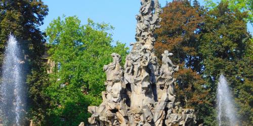 Ein Brunnen in einem Park