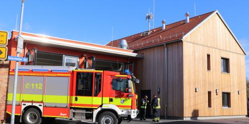 Feuerwehrauto und Haus und Garage