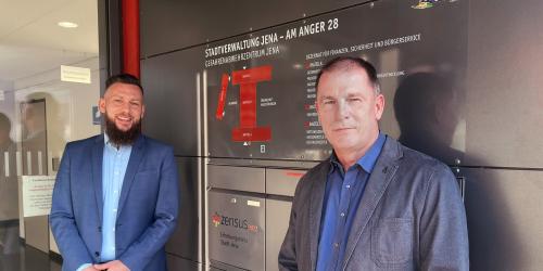 Zwei Männer schauen in die Kamera