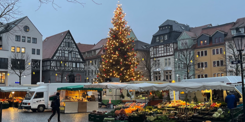 Ein Weihnachtsbaum mit Markständen