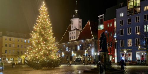 Der Jenaer Marktplatz mit Weihnachtsbaum