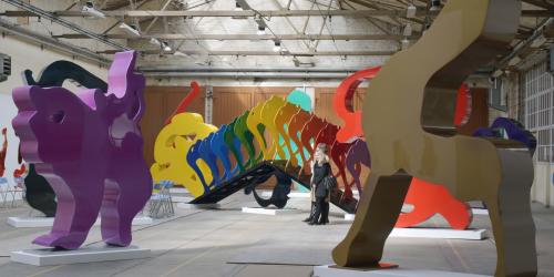 Mehrere große farbige Skulpturen stehen in einem großen hellen Raum.