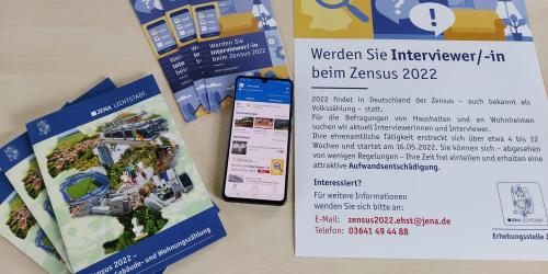 Zensus-Werbematerialien liegen auf einem Tisch