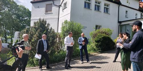 Einhweihung Unterkunft mit Menschen