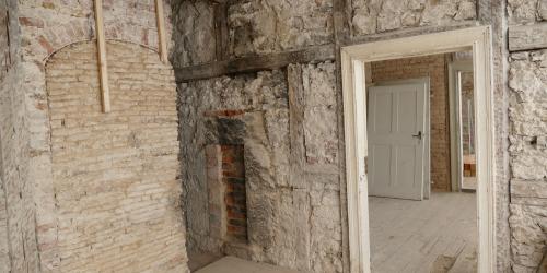 Ein Innenraum eines alten Hauses in Sanierung