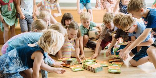 Grundschulkinder nehmen sich ausgelegt Möhrchenhefte