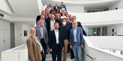 Eine Gruppe von Menschen auf einer Treppe in einem Bürogebäude