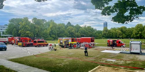 Feuerwehren in einem Park