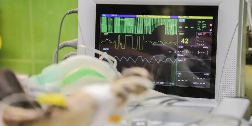 Ein medizinisches Gerät im OP-Saal