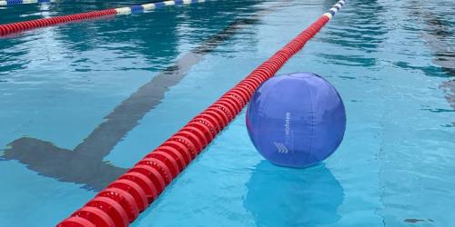 Ein aufgepusteter Wasserball schwimmt im Ostbad.