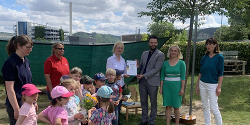 Erwachsene besuchen einen Kindergarten