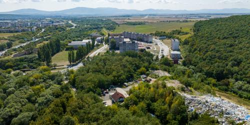 Eine Stadtansicht mit typischen Plattenbauten