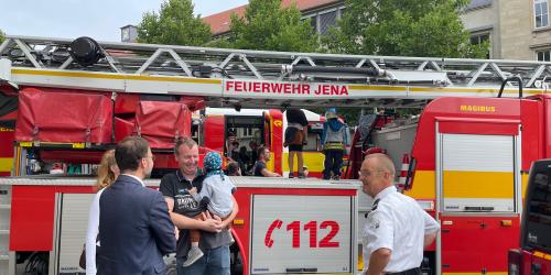 Ein Feuerwehrwagen mit Personen