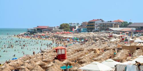 Ein Strand mit vielen Menschen