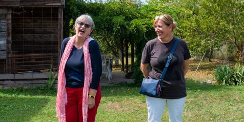 Zwei Frauen in einem Garten