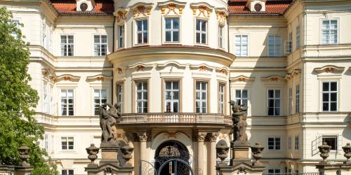 Ein Gebäude mit einem großen Balkon