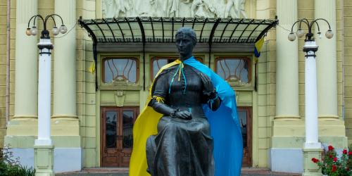 Eine Statue mit der ukrainischen Flagge