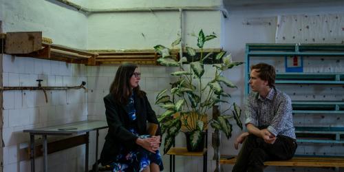 Zwei Menschen im Gespräch in einem Schutzraum