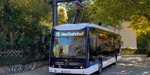 Ein E-Bus vom Jenaer Nahverkehr wird aufgeladen.