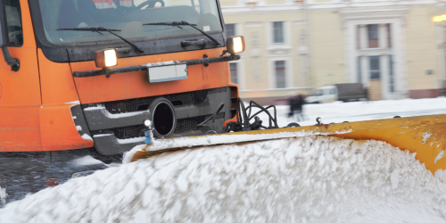 Ein Räumfahrzeug schiebt Schnee zur Seite.