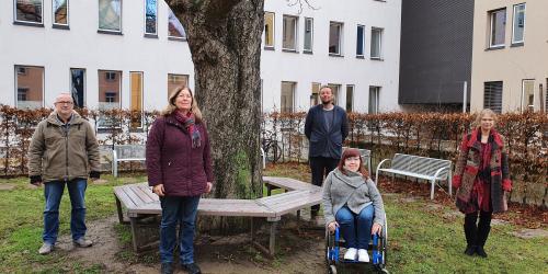 Auf dem Foto stehen im Freien mit Abstand nebeneinander 5 Personen: zwie Männer und drei Frauen