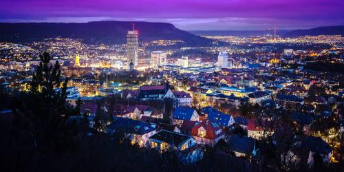 Eine Nachtaufnahe einer Stadt im Tal