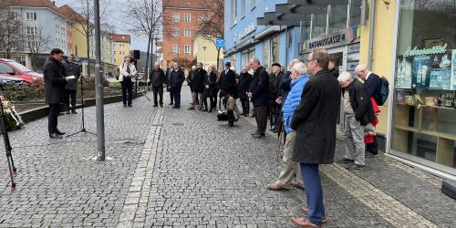 Eine Gruppe von Menschen achtet auf eine Rede 