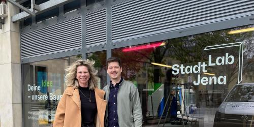 Zwei Menschen vor einem Schaufenster