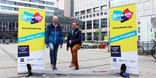 Wilfried Röpke (JenaWirtschaft, l.) und Organisator Peter Böttger (r.) an der Slackline für die Jobwalk-Werbetour