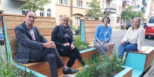 Einweihung der Parklets in der Sophienstraße mit Bürgermeister Christian Gerlitz, Cornelia Förster vom Ortsteilrat Zentrum, Ulrike Zimmermann vom Fachdienst Mobilität und Anwohnerin Nancy Droese