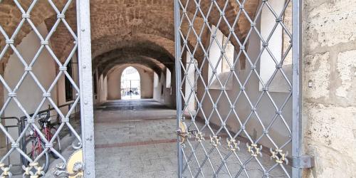 geöffnetes Tor führt in überdachten Gang