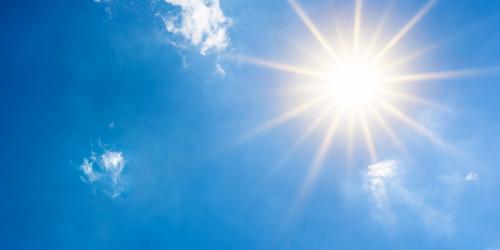 Scheinende Sonne am Himmel