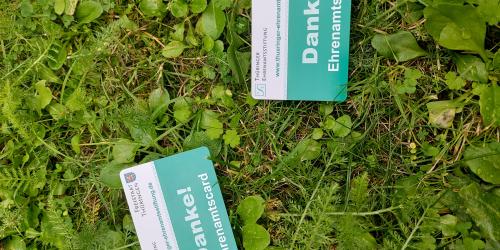 Karten liegen auf einer Wiese