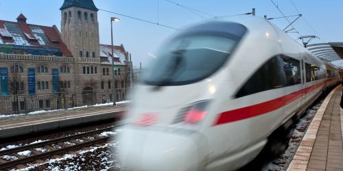 Volksbad von Außen - ICE im Vordergrund